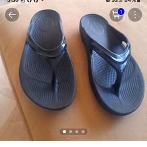 OOFOS women Black patent thong sandal  sz 8 EUC